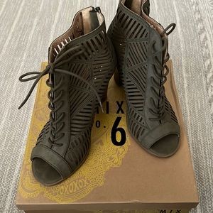 •*** SOLD ***• Army green heels